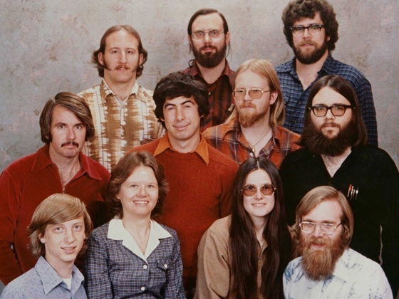 A Microsoft 11 alapító tagja 1975 tavaszán. Elöl bal szélen Bill Gates, jobb szélen Paul Allen 