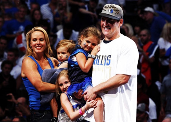 Mark Cuban és családja kosárlabdacsapata, a Dallas Maverick meccsén