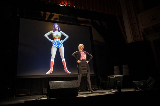 Amy Cuddy Wonder Woman erőpózát demonstrálja