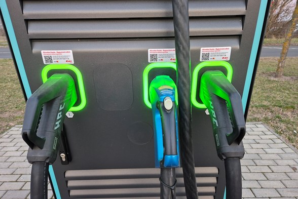 elektromos töltő, e-töltő, elektromos autó töltése, e-töltőállomás, üzemanyagár, benzin, gázolaj, emelkedés, tankolás