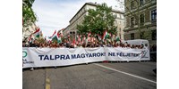  "Hazudik a kollaboráns" - beperli a DK a Magyar Péter színpadán fellépő szigetszentmiklósi polgármestert  