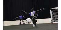  Elesik, de feláll, aztán belövi a gólt – egyre ügyesebbek a robotfocisták  