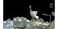  Videón, ahogyan sikeresen dokkolt a Nemzetközi Űrállomáson a SpaceX űrhajója  
