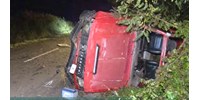 Két kocsi is áthajtott egy úton fekvő férfin, aki kizuhant az autójából