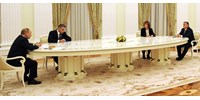  Úgy fest, Putyinnak csak akkor kellett a nagyasztalnyi távolság, amikor Orbánnal találkozott  