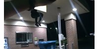 Videón, ahogy a bankrabló a tetőről egyenesen a kukába esik  