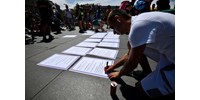  Orbán Viktornak címzett petíciót lehet aláírni a Kossuth téren  