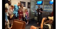 A kisfiú megkért egy nőt, hogy fotózza le pár focistával. A nőt Rihannának hívják
