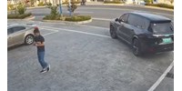 Otthagyta a sofőr az önvezető autót, hogy leparkoljon magától, ám az inkább behajtott a forgalomba – videó