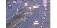 Videó: Hatalmasat borult egy kisbusz az M7-esen