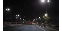 Hetek óta vesztegel egy kocsi az M5-ös autópálya leállósávjában - videó