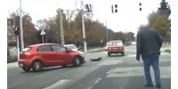 A piroson zúgott át a Zsiguli, letépte egy szabályos autós lökhárítóját is – videó