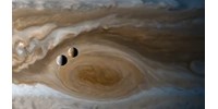  Lenyűgöző videón a Jupiter két holdja, az Io és az Europa  