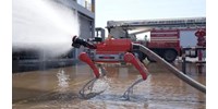  60 méterre lövi a vizet az új kínai tűzoltó robotkutya – videó  