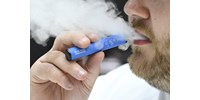  Illegális e-cigarettát szívó rendőrt fotóztak a hétfői tüntetésen  
