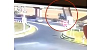 Videót közöltek arról, ahogyan az M1-es felüljárójába beakad a billencses teherautó