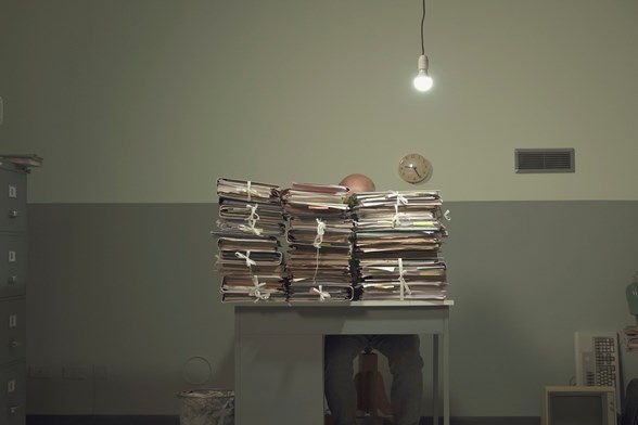 iratköteg, adatfeldolgozás, archiválás, iratmegőrzés, túlóra, adóbevallás, mappák, iratok, túlmunka, kimerült, fáradt, túlhajszolt, kiégett munkavállaló, dolgozó