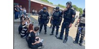  Diákok játszották el a tüntetőket, akiket „felszámolt” a rendőrség  