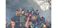 Farönköket osztanak a fehéroroszok a határon rekedt menekülteknek  