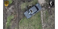  Videón, ahogy egy orosz katonákkal teli autót gránáttalálat ér  