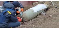  Videón, ahogy ukrán tűzszerészek hatástalanítanak egy fel nem robbant orosz bombát  