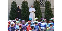  Megállt a Giro mezőnye Rómában, amikor a pápa kiment fogadni őket  