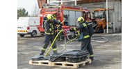 Szuperfegyvert kaptak a tűzoltók a villanyautótüzek oltásához - képek