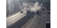 Autószállító kapott defektet az M0-son, a rakomány egyik kocsija átrepült a szemből érkezők közé