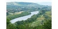 Felborult egy hajó Bodrogkeresztúrnál, turisták estek a vízbe