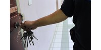  Korrupcióval gyanúsítanak egy börtönőrt, videón az elfogása  