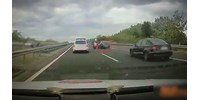  Autósüldözés volt Miskolctól Budapest felé – videón, ahogy az ámokfutó a rendőröket is leszorítja  