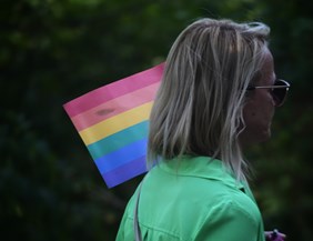 Pride 2025: mikor érheti munkajogi hátrány a munkavállalót a részvétel miatt?