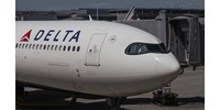 Nem engedtek felszállni a Delta Air Lines gépére egy nőt, mert nem volt rajta melltartó