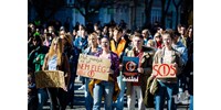  Több mint kétszázan tüntettek egy jobb közoktatásért Szombathelyen  