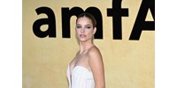  Palvin Barbara ajándéknak öltözött Cannes-ban  