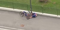  Hatalmasat bukott, majd fejjel ütközött egy villanyoszlopnak az ausztrál bringás – videó  