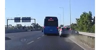 Benézte a sávváltást a BKV-busz sofője, bajba került egy Ford Fiesta – videó