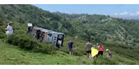  Gyerekekkel teli turistabusz zuhant le egy hegyi útról Spanyolországban, sok a sérült  