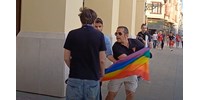  Tompos Márton keze megsérült, amikor Debrecenben rájuk rontott egy férfi egy szivárványos zászló miatt  