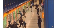  Összefújta graffitivel egy banda a prágai metrót, az utasok összeverekedtek velük ? videóval  