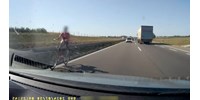 A forgalommal szemben tekert egy bringás az M5-ösön – videó