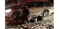 Fotó: Az autópálya leállósávjában, a hóban állt neki a téli-nyári kerékcserének egy sofőr