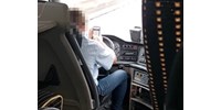 Vizsgálat indult a buszsofőr ellen, aki a könyökével kormányzott, amíg mobilozott vezetés közben