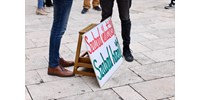  Rendőrség: a keddi tüntetés után vonuló tömegből egy férfi megrongált egy kisteherautót az Erzsébet hídnál  