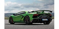 Alpesi patakban hagytak egy bérelt Lamborghinit, miután nem sikerült bevenni egy kanyart