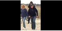 Videón, ahogy Joe Biden a homokban botladozik a tengerparti háza közelében