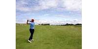  Beleálltak a golfba  