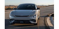 Kamu váltó és mű motorhang a 650 lovas új Kia EV6 GT villanyautóban