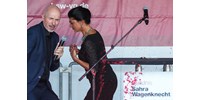  Piros festékkel fröcskölték le Sahra Wagenknecht német politikust, aki ellenzi az ukrajnai katonai segítségnyújtást  