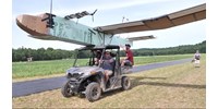  Hatalmas modell repülőgépet építettek, golfkocsiról tudott csak felszállni – videó  